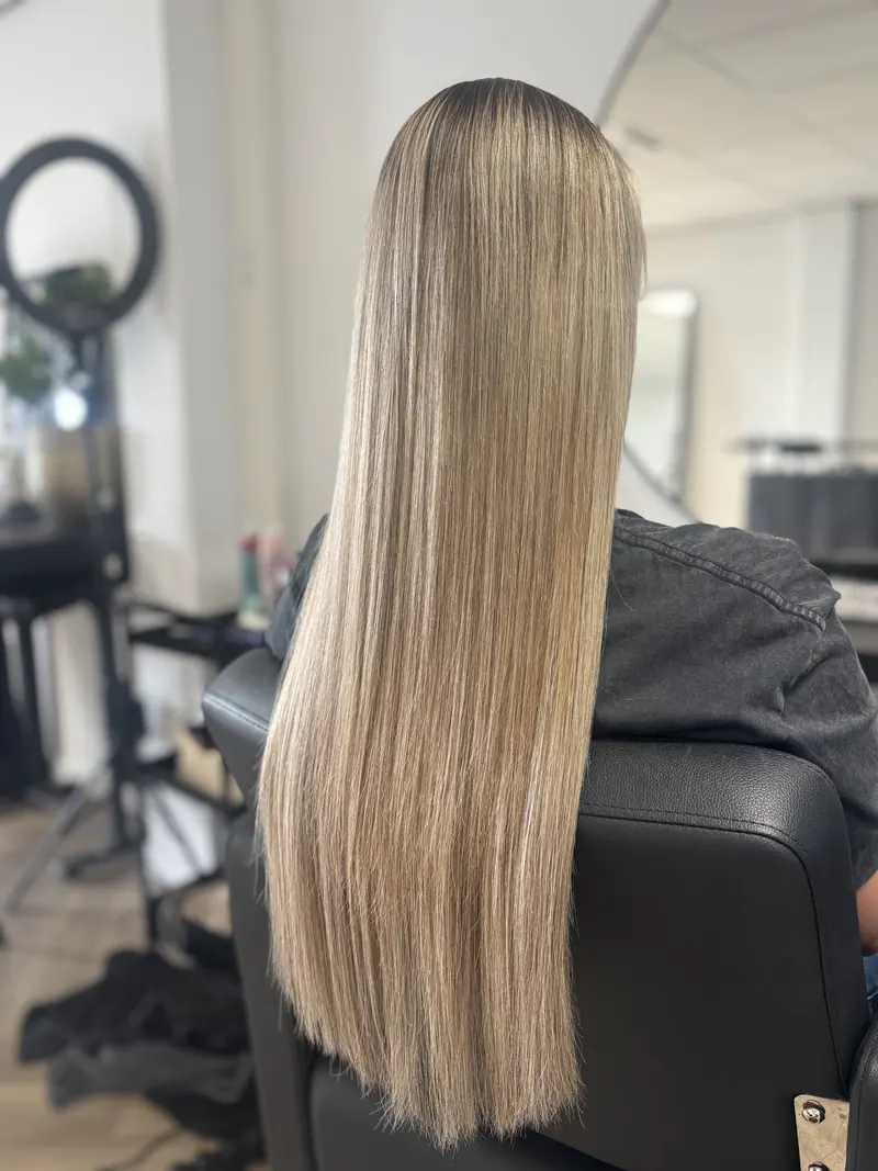 Na: lang, steil en vol blond haar met extensions