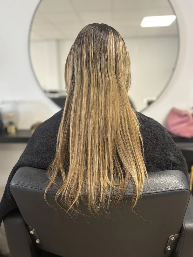 Voor: schouderlang, dun blond haar met uitgroei